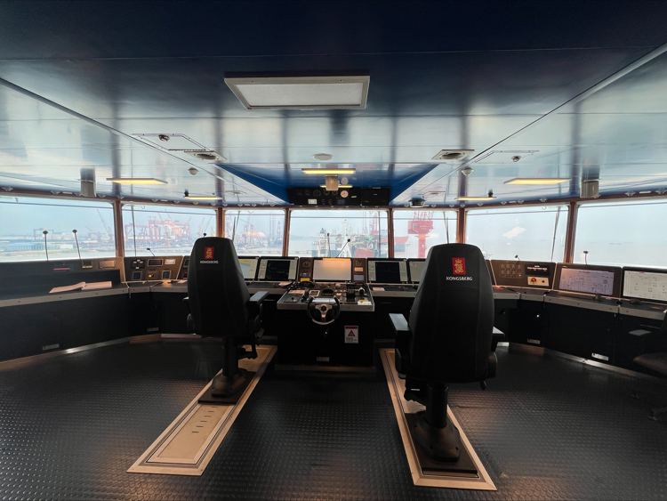 State-of-the-art  systems on the bridge of the Höegh Aurora