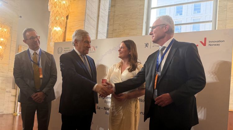 People from DRASS and KONGSBERG shaking hands over agreement